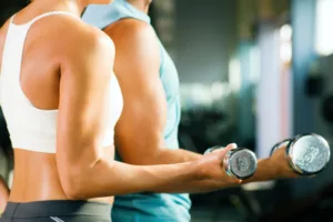 Exercice de musculation avec haltères