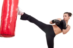 Coup de pied de savate boxe française sur un sac de frappe